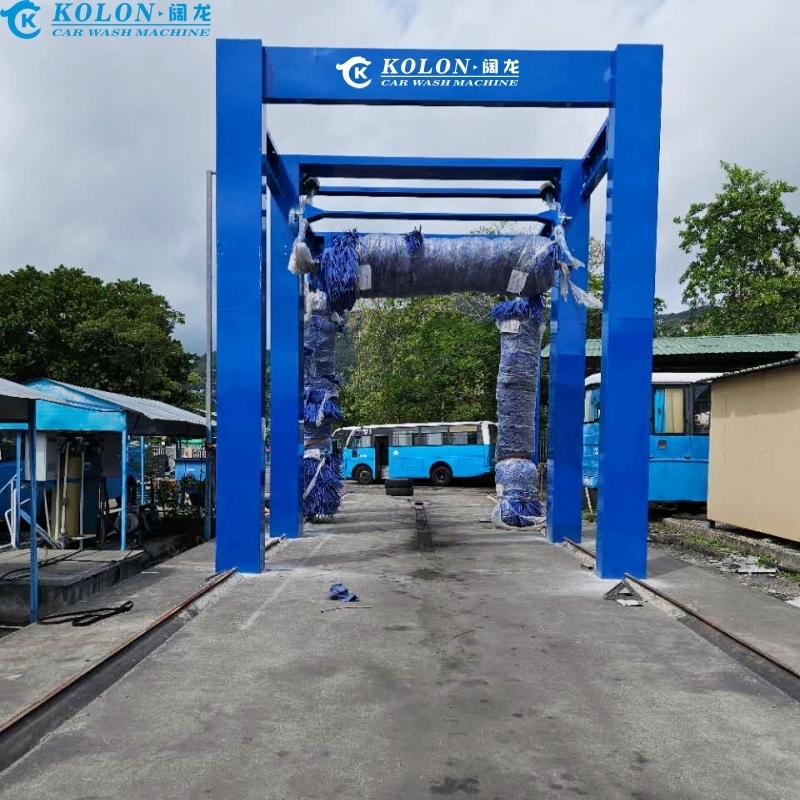 KOLON ขับรถผ่านปุ่มหยุดฉุกเฉิน อุปกรณ์ 3 แปรง เครื่องซักผ้ารถโดยสารด้วยการควบคุม PLC 267L การบริโภคน้ํา