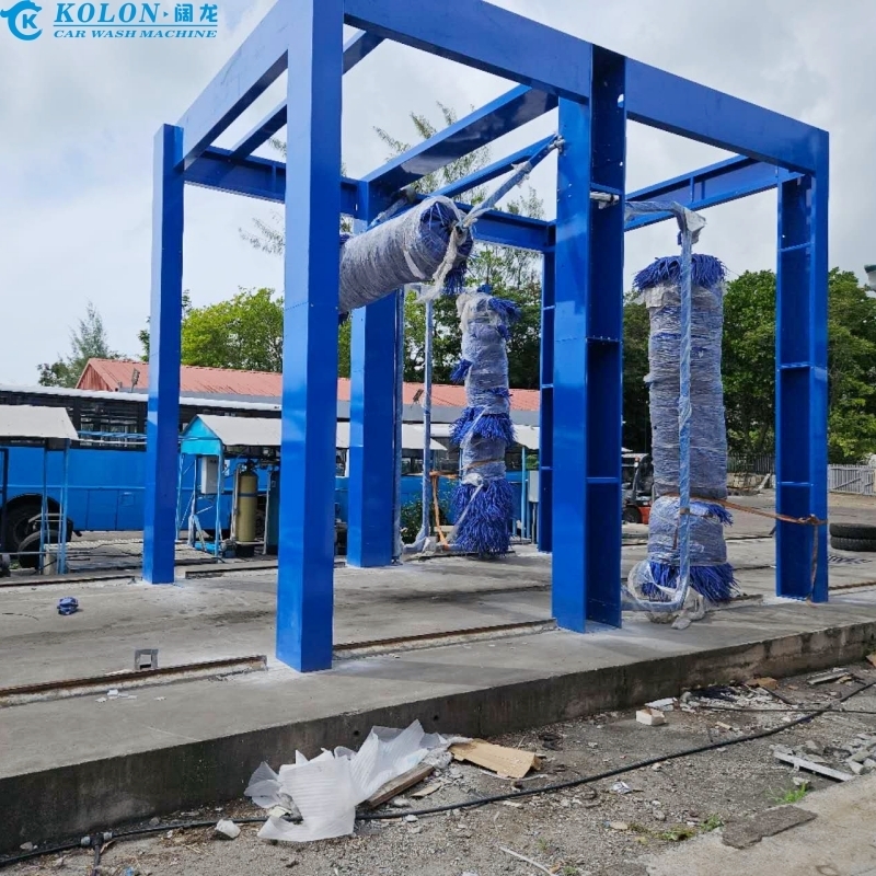 KOLON ขับรถผ่านปุ่มหยุดฉุกเฉิน อุปกรณ์ 3 แปรง เครื่องซักผ้ารถโดยสารด้วยการควบคุม PLC 267L การบริโภคน้ํา